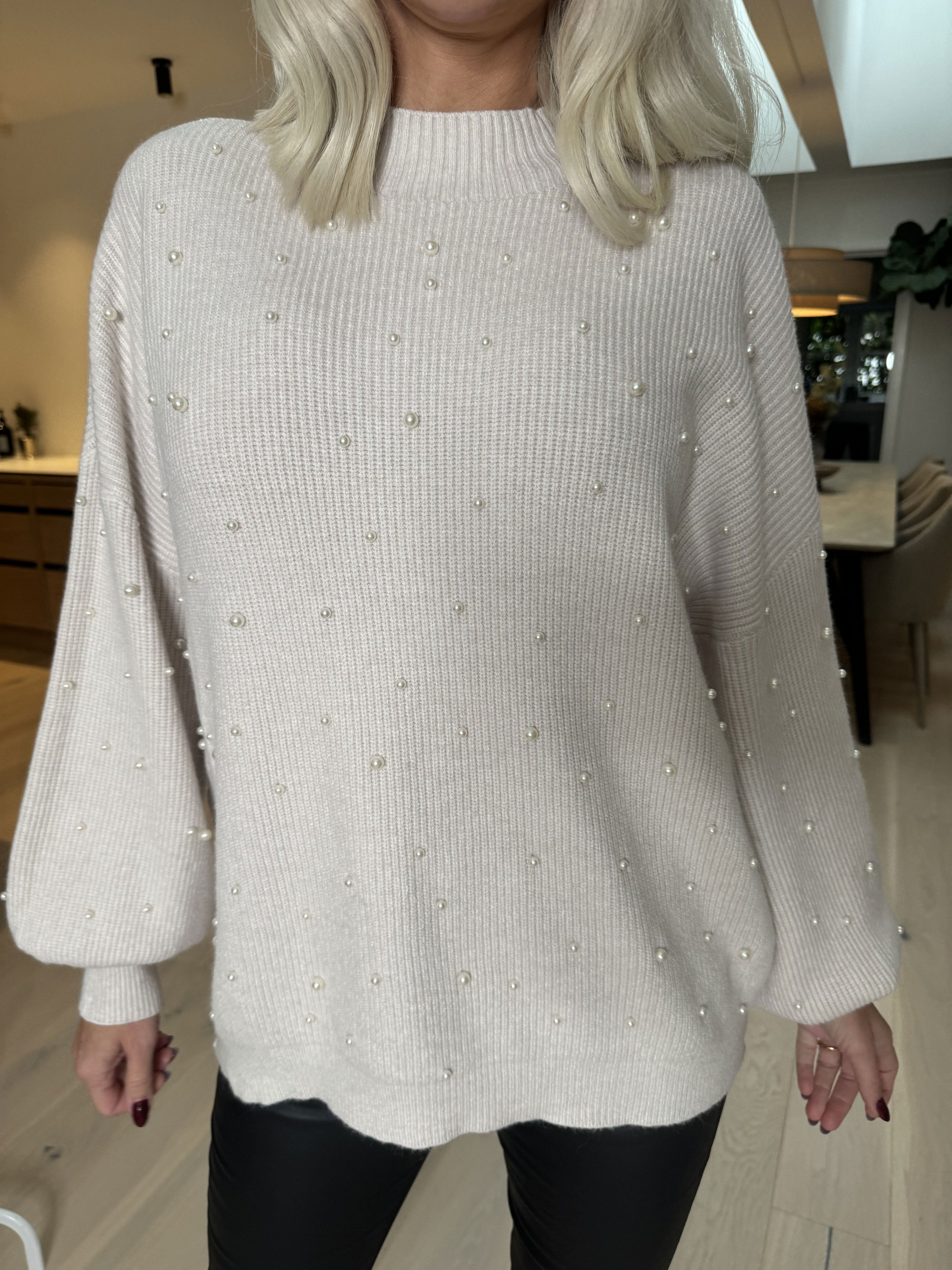 Diara - Stickad blus med ballongärmar och vita pärlor